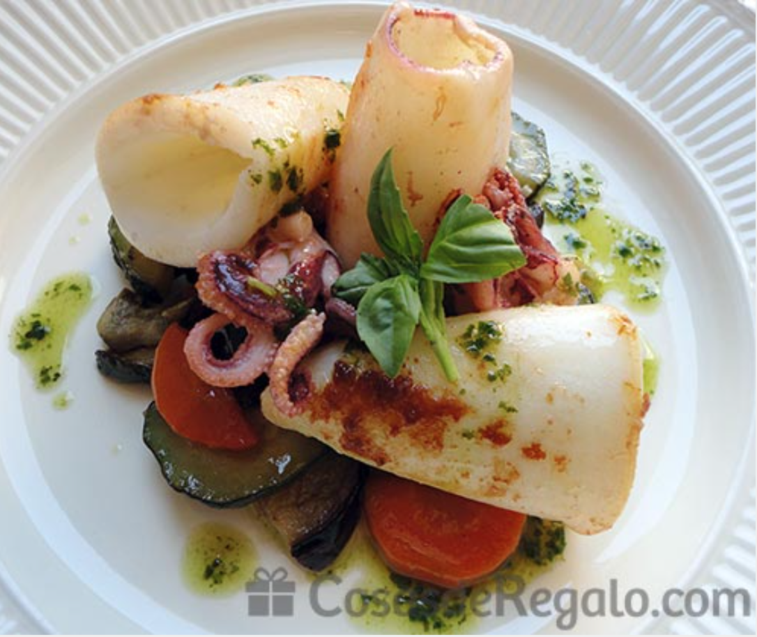 Calamares con vegetales y aceite de albahaca.